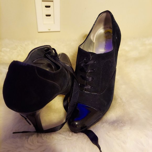 Tahari, Black Suede with Patten leather toe heels - Picture 1 of 3